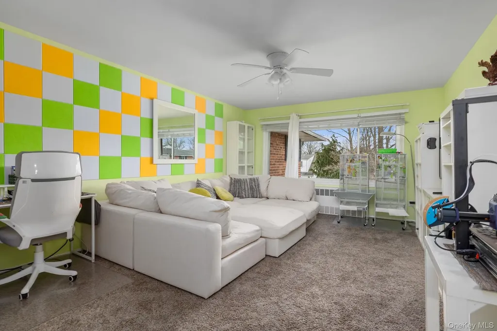 285 Edmunton North Babylon NY 11703