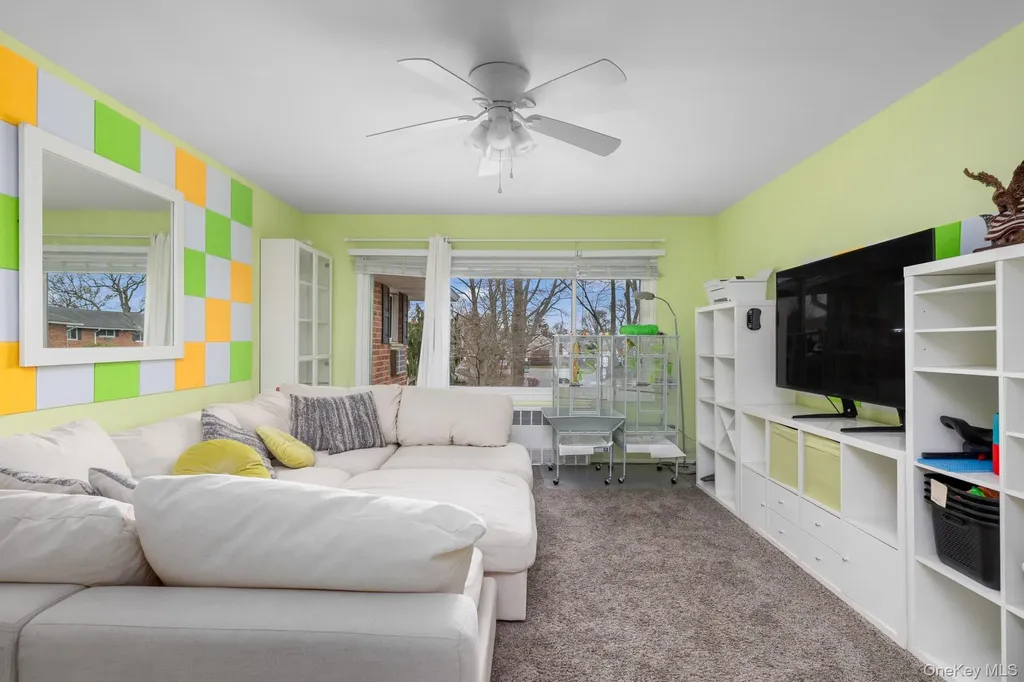 285 Edmunton North Babylon NY 11703