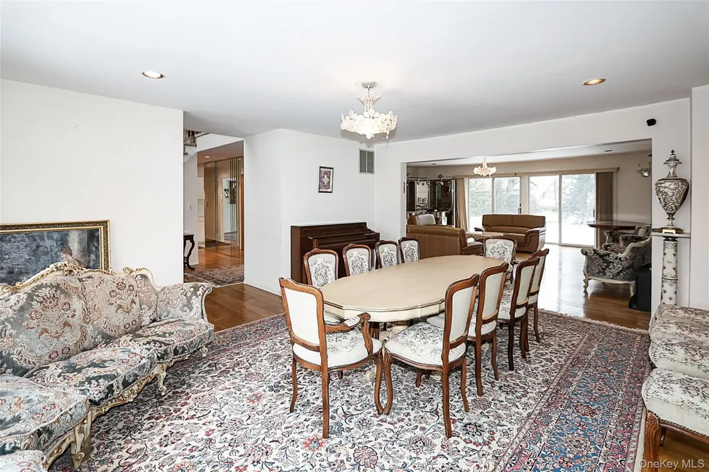 28 Polo Road Great Neck NY 11023