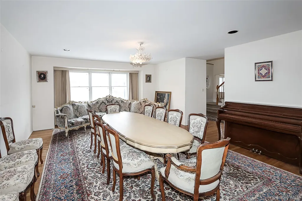 28 Polo Road Great Neck NY 11023