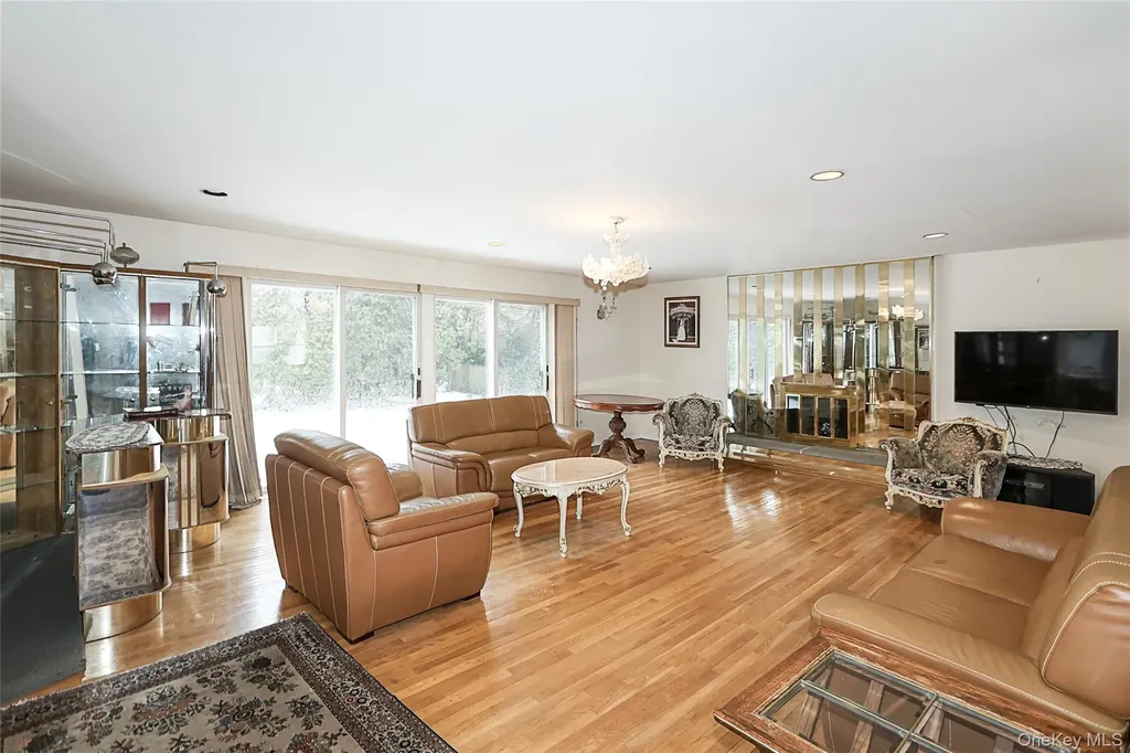 28 Polo Road Great Neck NY 11023