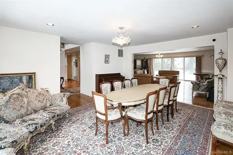 28 Polo Road Great Neck NY 11023