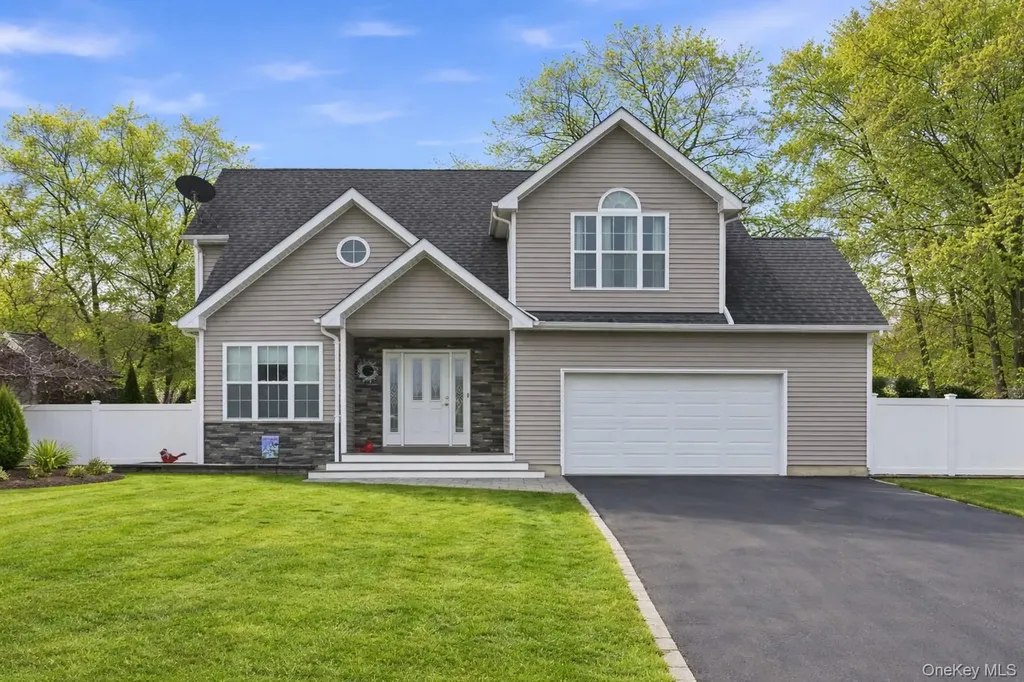 4 Macintosh Lane Selden NY 11784