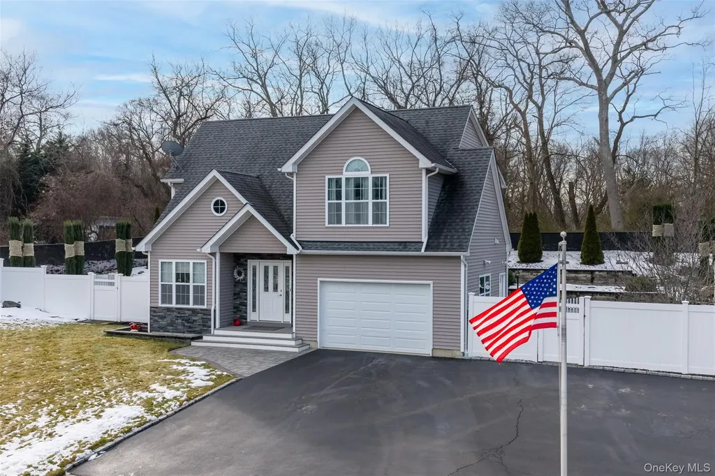 4 Macintosh Lane Selden NY 11784