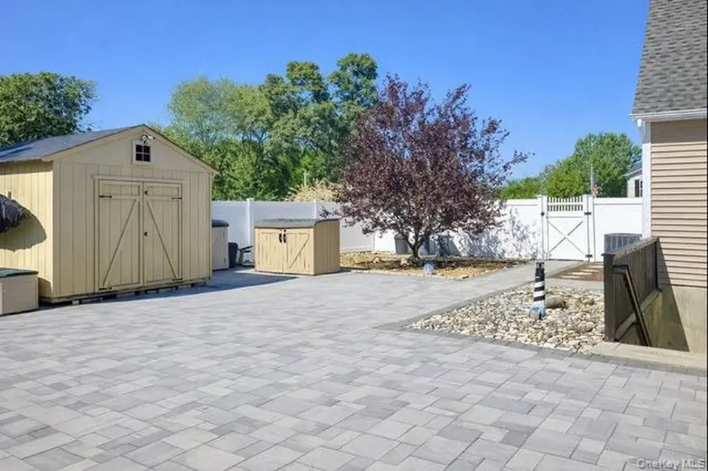 4 Macintosh Lane Selden NY 11784