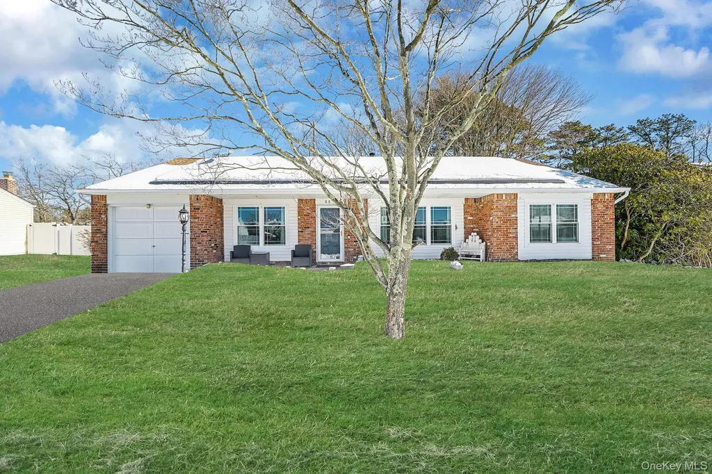 68 Sequoia Way Holbrook NY 11741