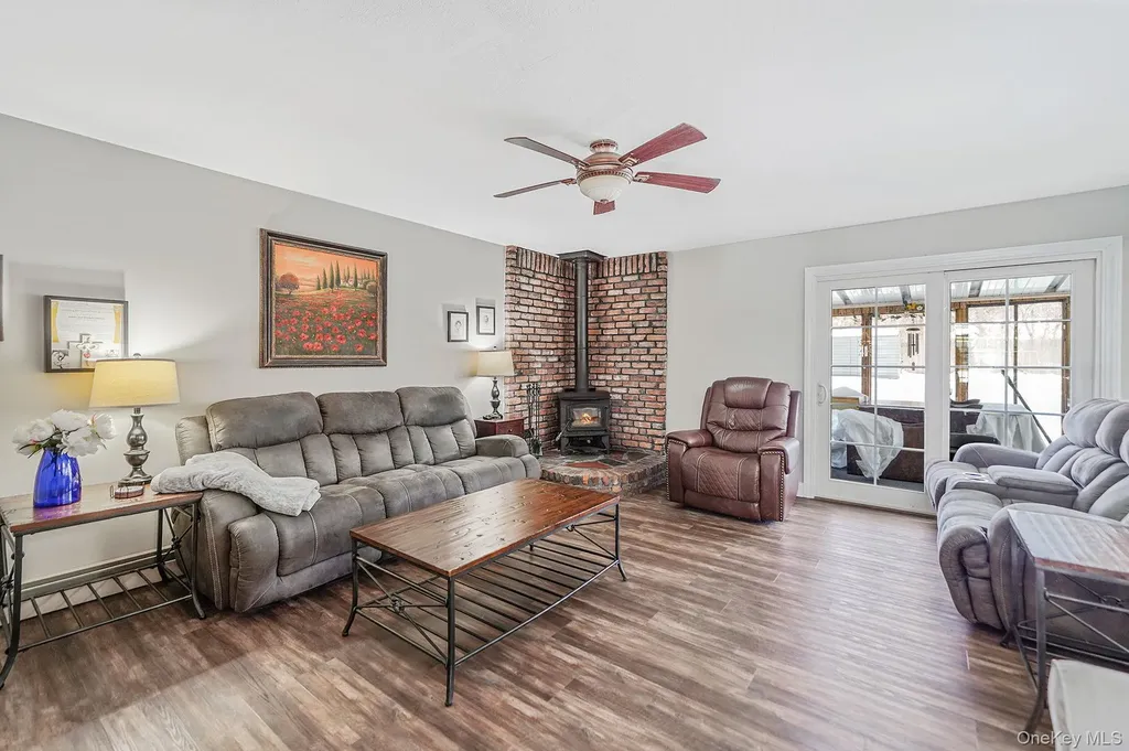 68 Sequoia Way Holbrook NY 11741