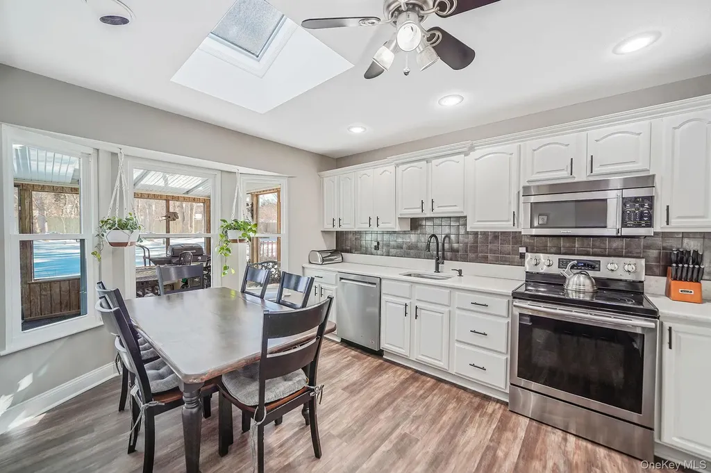 68 Sequoia Way Holbrook NY 11741