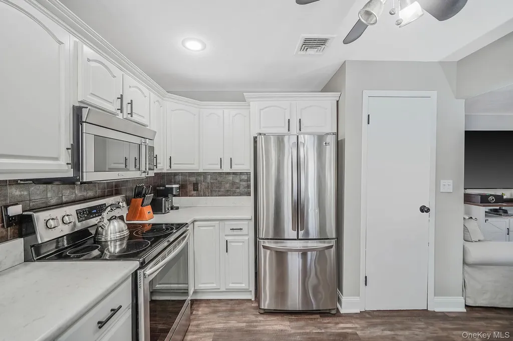 68 Sequoia Way Holbrook NY 11741