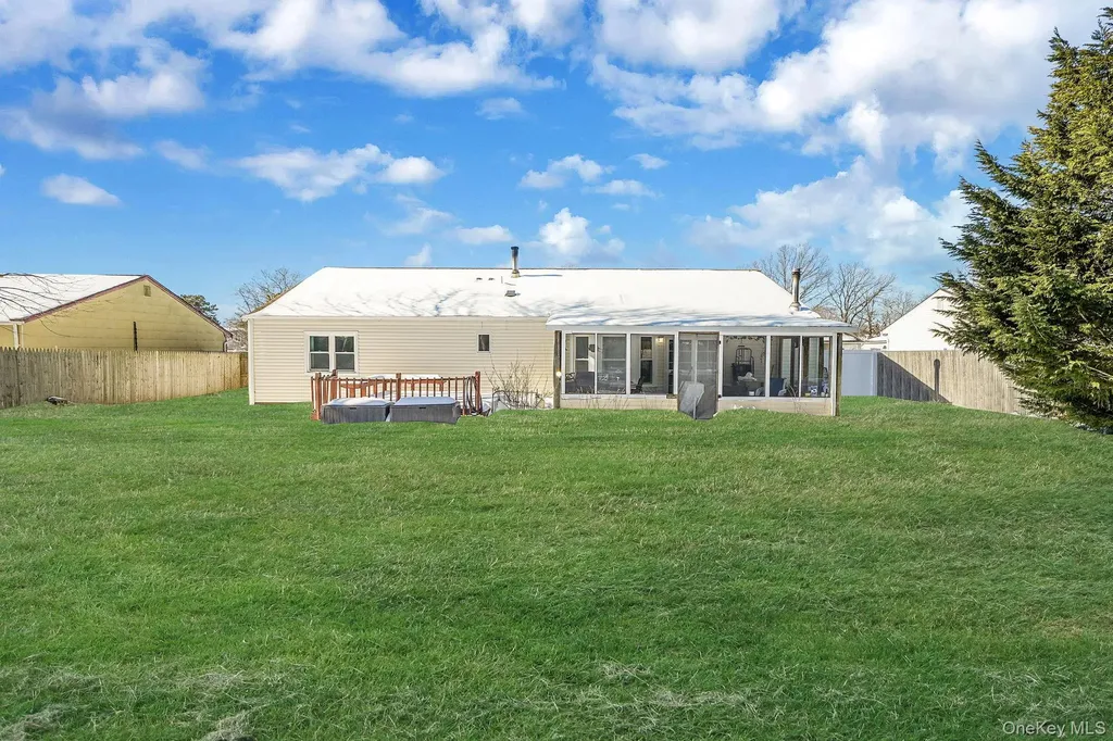 68 Sequoia Way Holbrook NY 11741