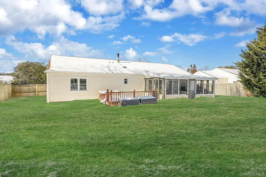 68 Sequoia Way Holbrook NY 11741