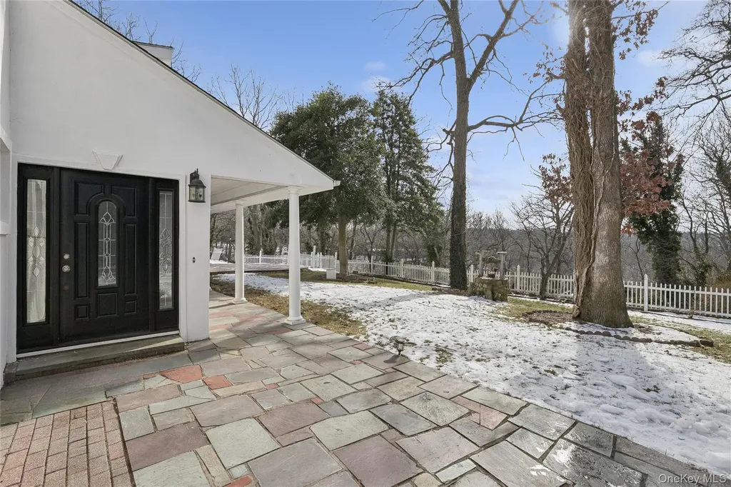 549 Woodbury Road Cold Spring Harbor NY 11724