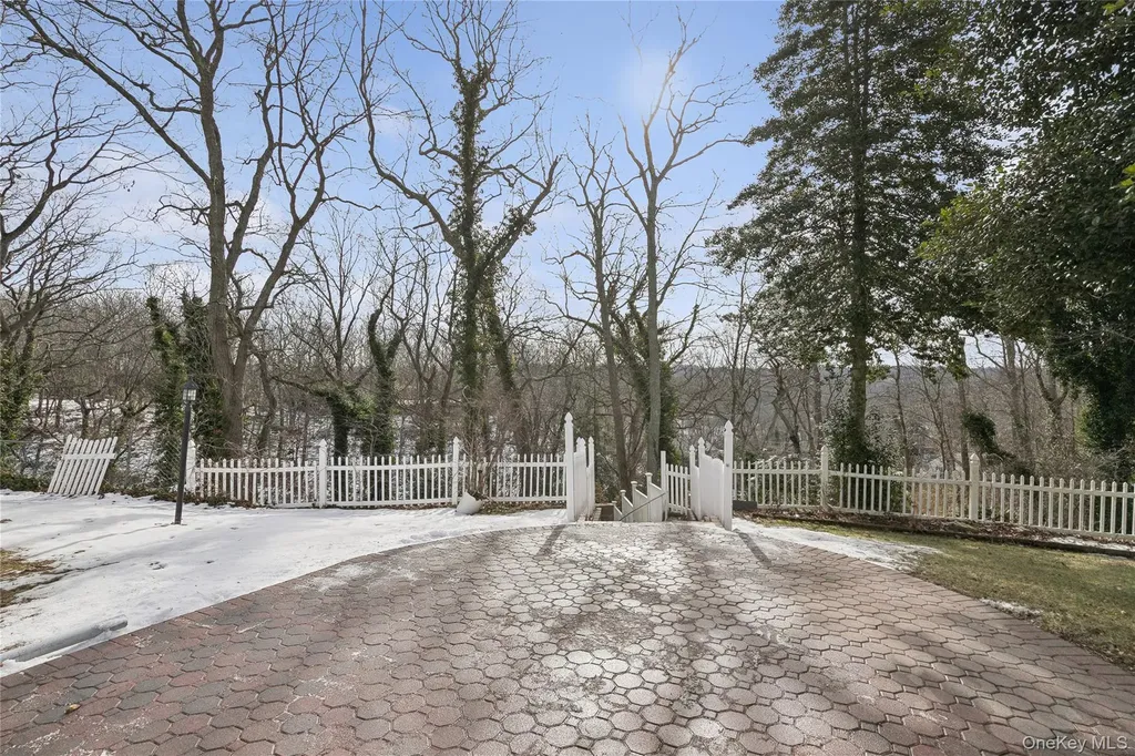 549 Woodbury Road Cold Spring Harbor NY 11724