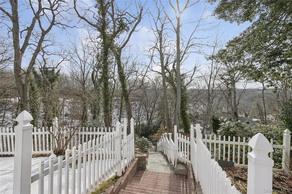 549 Woodbury Road Cold Spring Harbor NY 11724
