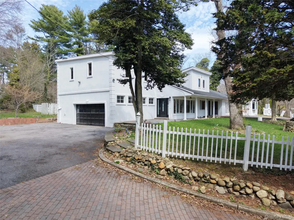 549 Woodbury Road Cold Spring Harbor NY 11724