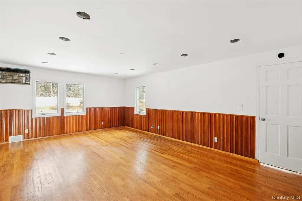 549 Woodbury Road Cold Spring Harbor NY 11724