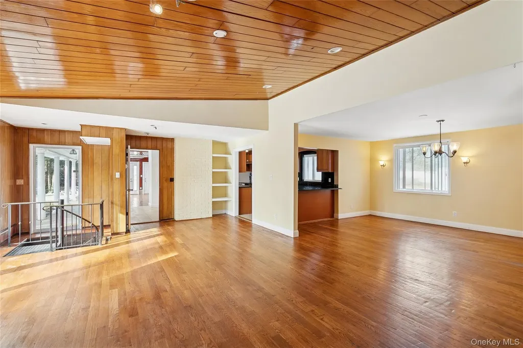 549 Woodbury Road Cold Spring Harbor NY 11724