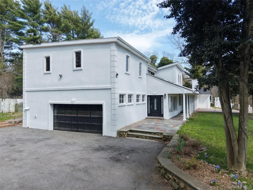 549 Woodbury Road Cold Spring Harbor NY 11724