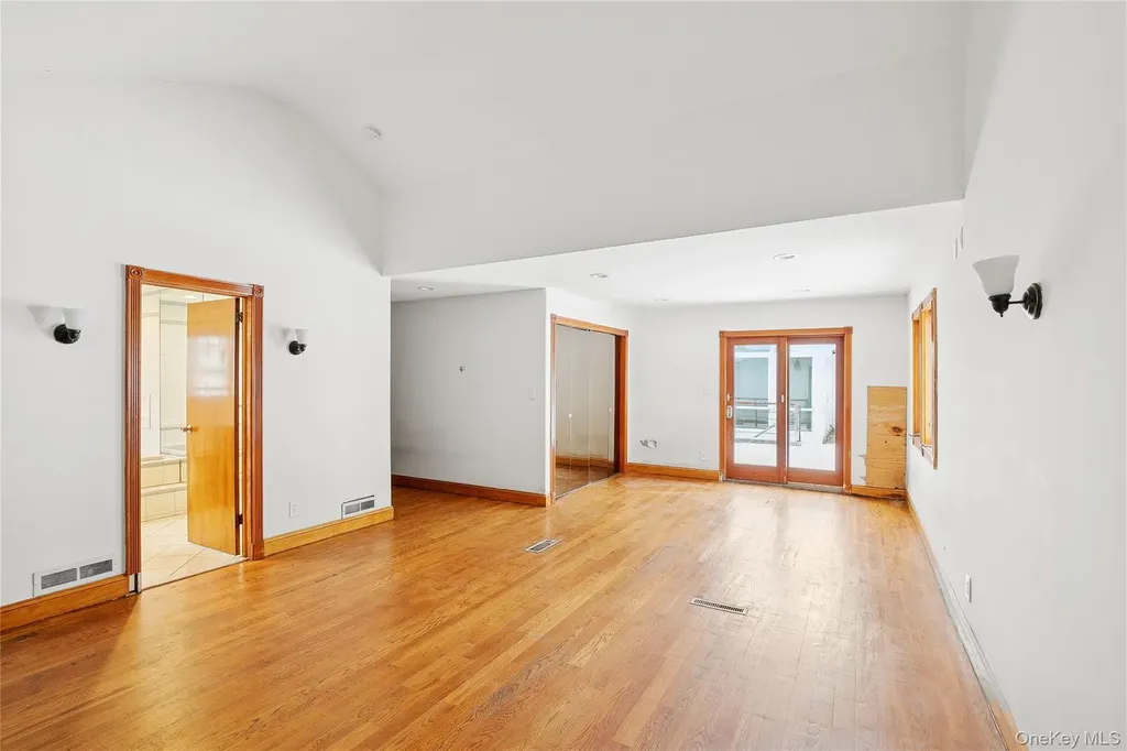 549 Woodbury Road Cold Spring Harbor NY 11724
