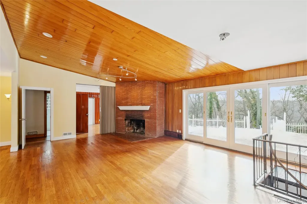 549 Woodbury Road Cold Spring Harbor NY 11724