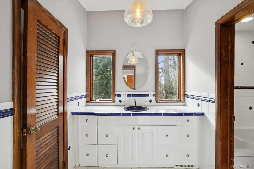549 Woodbury Road Cold Spring Harbor NY 11724