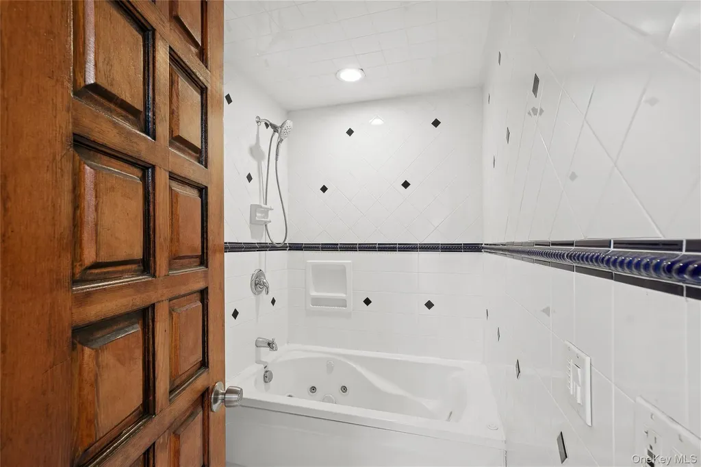 549 Woodbury Road Cold Spring Harbor NY 11724