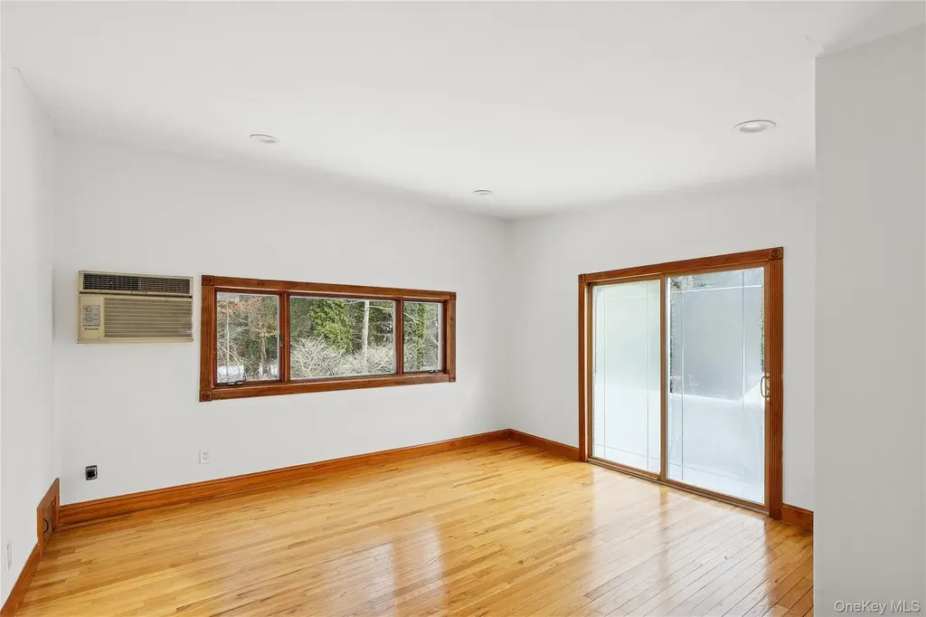549 Woodbury Road Cold Spring Harbor NY 11724