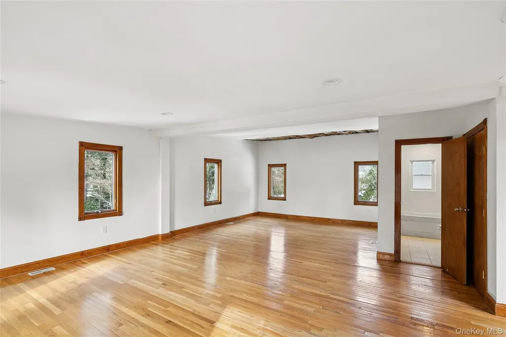 549 Woodbury Road Cold Spring Harbor NY 11724