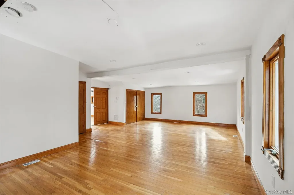 549 Woodbury Road Cold Spring Harbor NY 11724