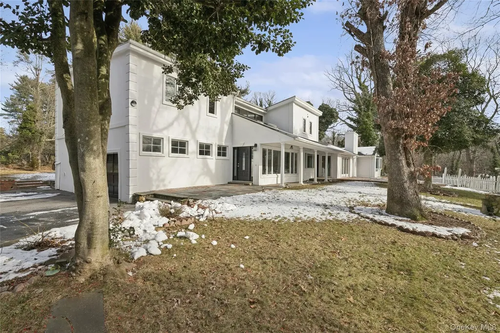 549 Woodbury Road Cold Spring Harbor NY 11724