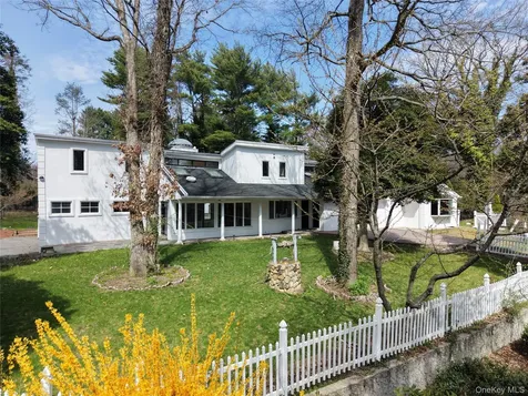 549 Woodbury Road Cold Spring Harbor NY 11724