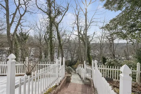 549 Woodbury Road Cold Spring Harbor NY 11724