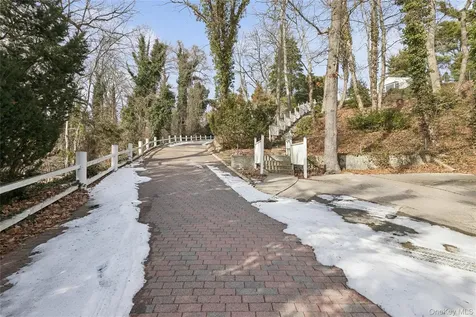 549 Woodbury Road Cold Spring Harbor NY 11724