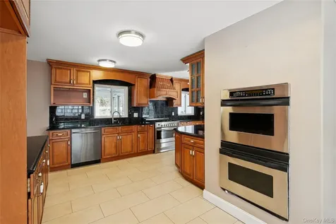 549 Woodbury Road Cold Spring Harbor NY 11724