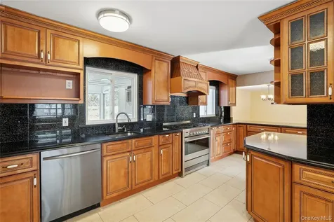 549 Woodbury Road Cold Spring Harbor NY 11724