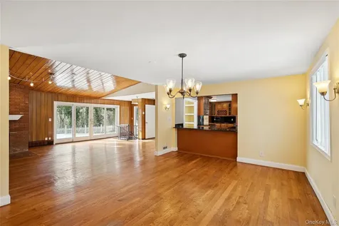 549 Woodbury Road Cold Spring Harbor NY 11724