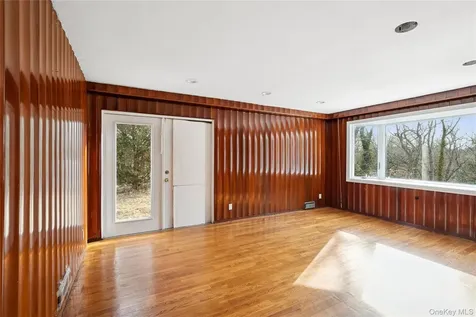 549 Woodbury Road Cold Spring Harbor NY 11724