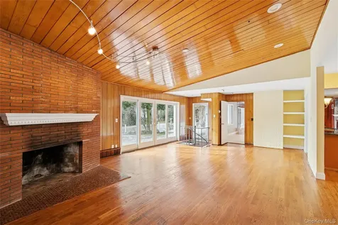 549 Woodbury Road Cold Spring Harbor NY 11724
