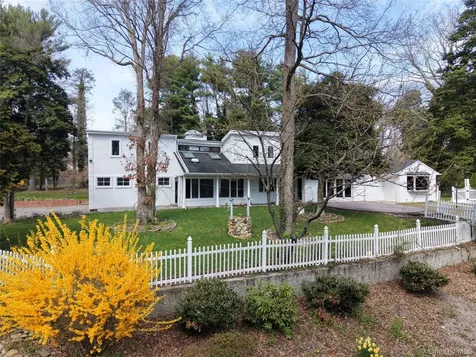 549 Woodbury Road Cold Spring Harbor NY 11724