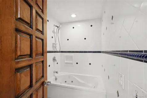549 Woodbury Road Cold Spring Harbor NY 11724