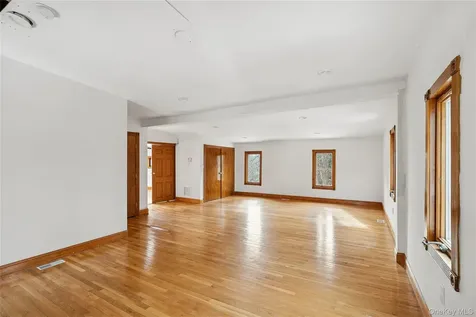 549 Woodbury Road Cold Spring Harbor NY 11724