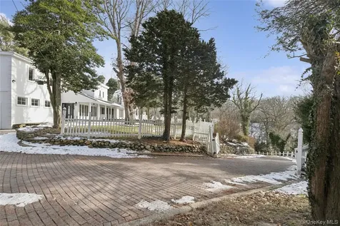 549 Woodbury Road Cold Spring Harbor NY 11724