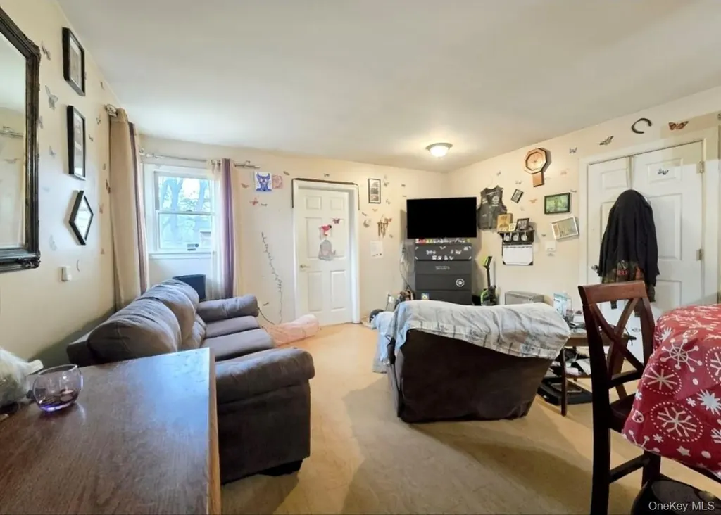 27 Dillmont Drive Smithtown NY 11787