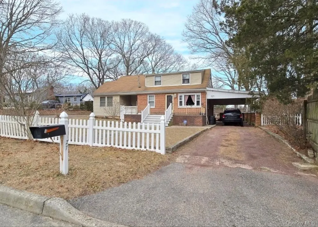 27 Dillmont Drive Smithtown NY 11787