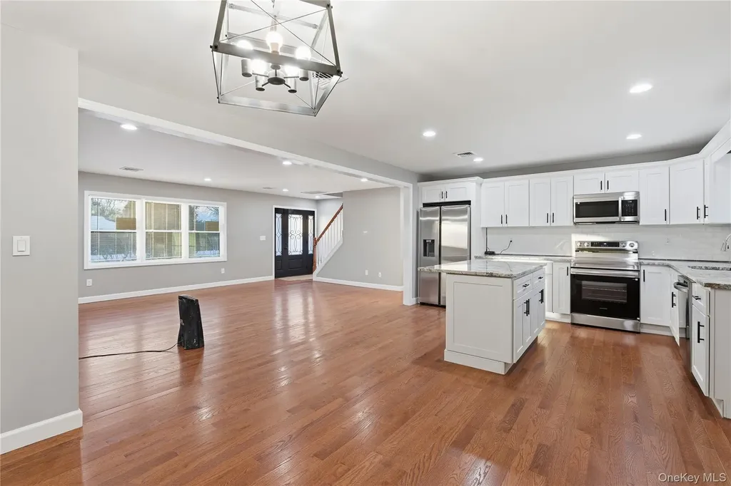 1395 Gardiner Drive Bay Shore NY 11706