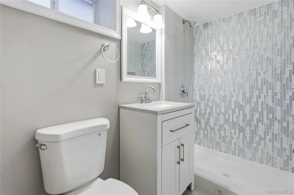 1395 Gardiner Drive Bay Shore NY 11706