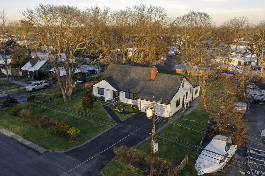 1395 Gardiner Drive Bay Shore NY 11706