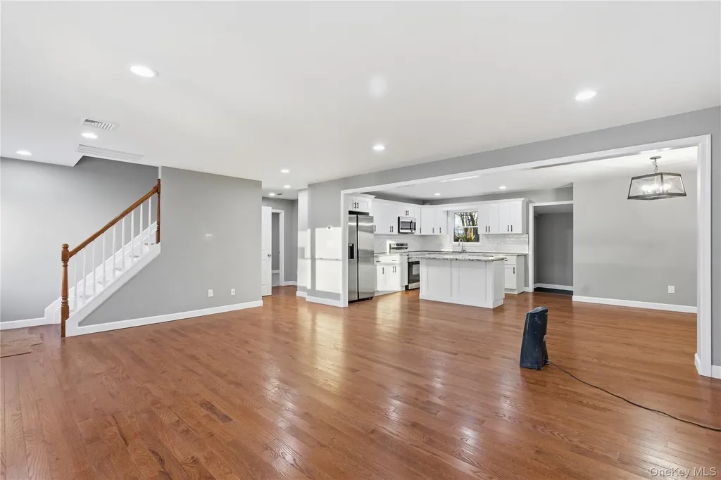 1395 Gardiner Drive Bay Shore NY 11706