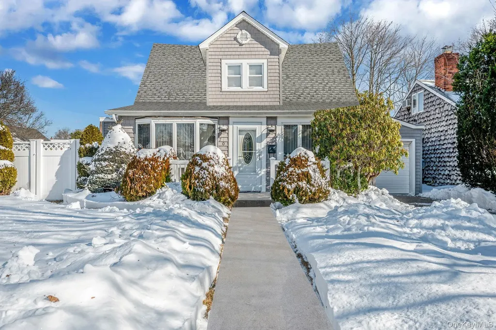 704 S 5th Street Lindenhurst NY 11757