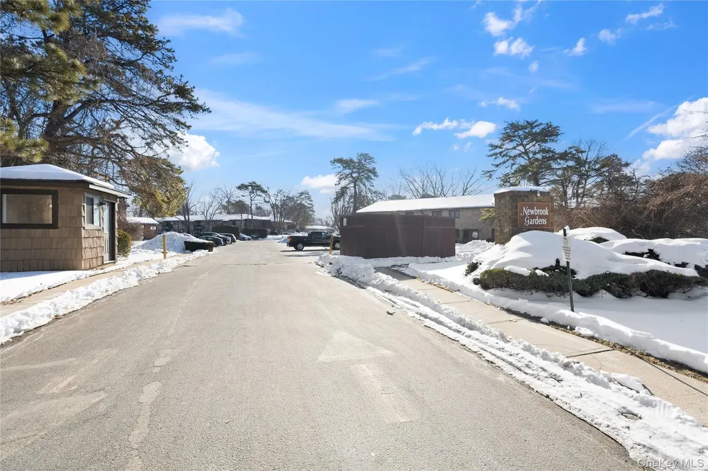 19 Newbrook Bay Shore NY 11706